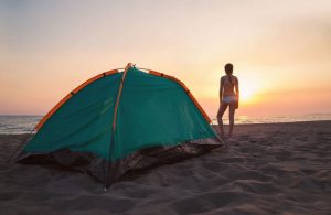 sexo en la playa acampando 